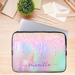 Unicoron Glitzer Tropfen Regenbogenname iridescent Laptopschutzhülle<br><div class="desc">Ein trendiger, riesenhafter, regenbogenfarbener Hintergrund mit Einhorn- und Regenbogenpastellfarben in Rosa, lila, Rose Gold, Minzgrün. Dekoriert mit Imitaten Glitzer Tropfen in Rose Gold, Rosa und lila. Ein Regenbogenfarbenes Einhorn. Personalisieren und fügen Sie einen Namen, geschrieben mit einem großen modernen handgeschriebenen Stil Skript mit Swashes. Lila Buchstaben. Um die Swashes behalten,...</div>