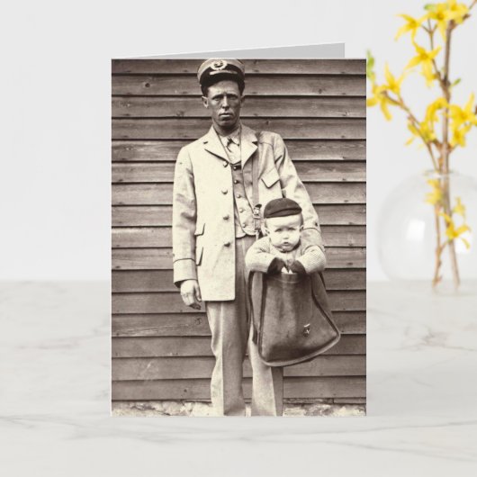 Uniformierter Briefträger mit Baby im Postsack Karte (Gelbe Blume)