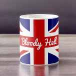 Union Jack Flag mit funny Zitat Kaffeetasse<br><div class="desc">Die farbenfrohe rote und blaue Flagge von Union Jack im Vereinigten Königreich mit einem lustig bekannten Slang Swear Wort Zitat, "Bloody Hell". Das Wort blutig ... ist eine Korruption Gottes Blut, eine Phrase, die bis ins 17. Jahrhundert benutzt wurde... die Hölle wurde später hinzugefügt. Dieser Idiom ist eine sehr informelle...</div>