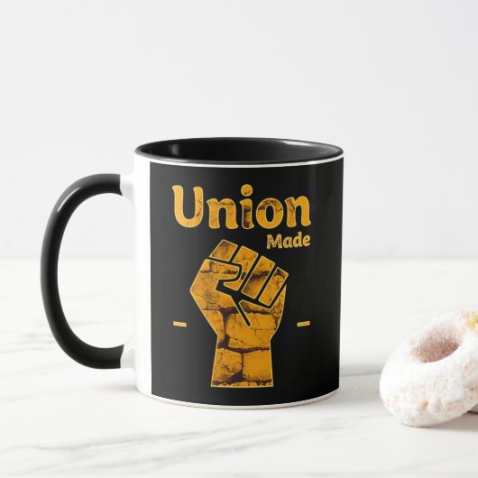 Union Made Worker Fist Labor Day Design Tasse (Mit Donut)