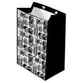Unique Black & White Photo Collage Mittlere Geschenktüte (Vorderseite Schrägansicht)