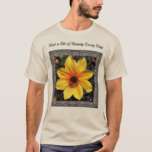 Unisex T - Shirt mit fröhlich gelber Dahlia (Vorderseite)