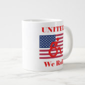 United We Roll - Rollstuhl und amerikanische Flagg Jumbo-Tasse (Vorderseite Rechts)