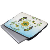 Unity Blossom – Friedliche grün-gelbe Harmonie Laptopschutzhülle (Vorne Knopf)