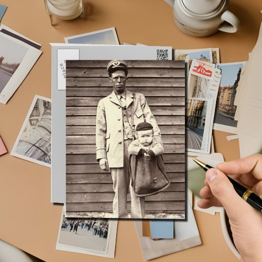 Universeller Postbote mit Baby in Mailbag Postkarte