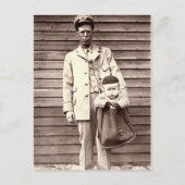 Universeller Postbote mit Baby in Mailbag Postkarte (Vorderseite)