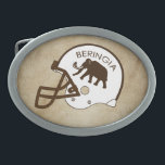 Universität Beringia Fußball Ovale Gürtelschnalle<br><div class="desc">Eine Repräsentation der mythischen Universität von Beringia, die 2000 v. u. Z. ein ikonisches, primitives Maskottchen aus Wooly Mammoth auf einem Fußballhelm schuf, zusammen mit dem Text "BERINGIA". Das Bild ist auf einem Lederhintergrund überlagert. Beringia ist der Name, der der Beringbrücke und den angrenzenden Gebieten von Alaska und Sibirien gegeben...</div>