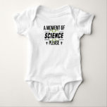 University of Student Science Physics Electron Baby Strampler<br><div class="desc">Neon Green Electron Science Design und Sprichwort: Einen Moment der Wissenschaft bitte. Ideal für Studenten,  Studenten oder Professoren,  die Physik,  Chemie oder Biologie lernen oder unterrichten.</div>