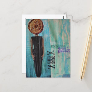 Universum innerhalb einer Frau mit einer Torte als Postkarte