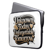 Unknown Today, Unforgettable Tomorrow Laptopschutzhülle (Vorderseite Links)