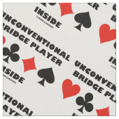 Unkonventioneller Bridge-Spieler innerhalb der Stoff (Nahaufnahme)