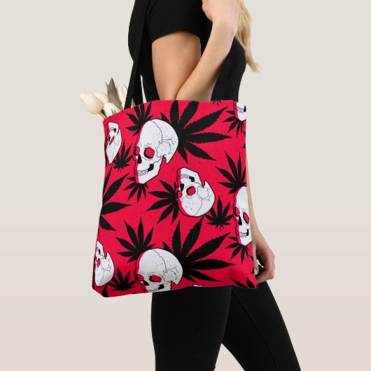 Unkraut und Schädel auf Rot Tasche (Von Nahem)