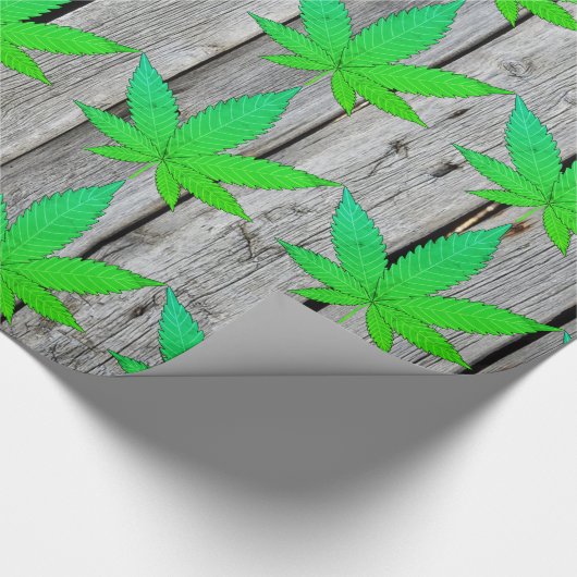 Unkrautleder auf rustikalem Holzzaun Personalisier Geschenkpapier (Ecke)