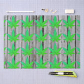 Unkrautleder auf rustikalem Holzzaun Personalisier Seidenpapier (Handwerk)