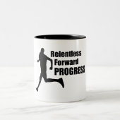 Unnachgiebiger Fortschritt Zweifarbige Tasse (Mittel)