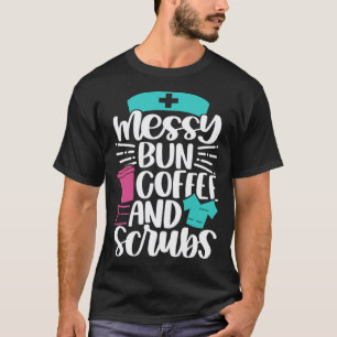 Unordentlicher Bun Kaffee und OP-Kleidung   Inspir T-Shirt