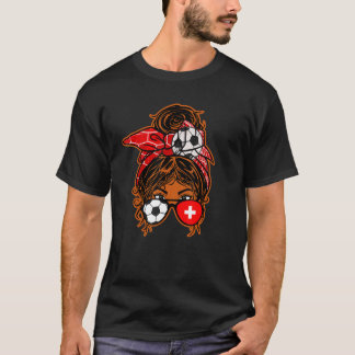 Unordentlicher Dutt Haare Braune Haut Fußball Mädc T-Shirt