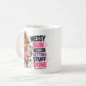 Unordentlicher Dutt und Dinge erledigen Kaffeetasse (Vorderseite Links)