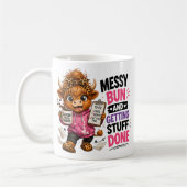 Unordentlicher Dutt und Dinge erledigen Kaffeetasse (Links)