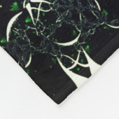 Unperfektes weißes Fraktal auf schwarzem Raum, ges Fleecedecke (Ecke)