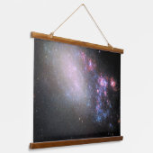 Unregelmäßige Galaxy Ngc 4485 Wandteppich Mit Holzrahmen (Gewinkelt)