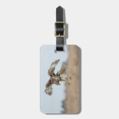 Unreifes Rot angebundener schwebender Falke Gepäckanhänger (Vorderseite vertikal)