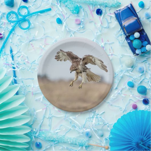 Unreifes Rot angebundener schwebender Falke Pappteller (Party)