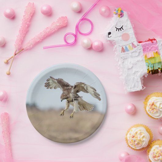 Unreifes Rot angebundener schwebender Falke Pappteller (Party)