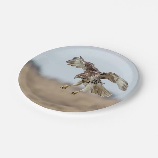 Unreifes Rot angebundener schwebender Falke Pappteller (Schrägansicht)