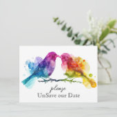 UnSave our date LGBTQ+ Rainbow Lovebirds Begleitkarte (Stehend Vorderseite)
