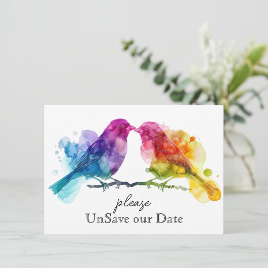 UnSave our date LGBTQ+ Rainbow Lovebirds Begleitkarte (Stehend Vorderseite)