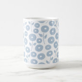 Unschärfe-Blumenmuster Blau auf Weiß Kaffeetasse (Mittel)