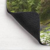 Unscharfe Wasserfall-und Waldansicht in Oregon Mousepad (Ecke)
