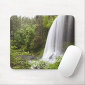 Unscharfe Wasserfall-und Waldansicht in Oregon Mousepad (Mit Mouse)