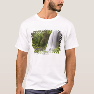 Unscharfe Wasserfall-und Waldansicht in Oregon T-Shirt