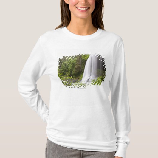 Unscharfe Wasserfall-und Waldansicht in Oregon T-Shirt (Vorderseite)