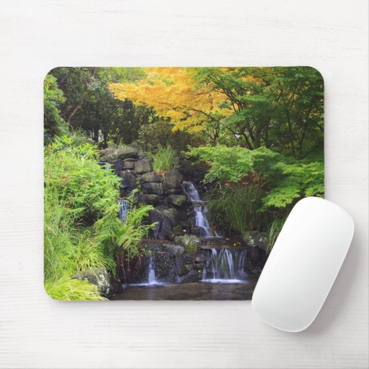 Unscharfer Felsen-Wasserfall, Ahorn-grüne u. Mousepad (Mit Mouse)