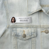 Unscharfer grauer Hintergrund verwischt kundenspez Namensschild (Beispiel)