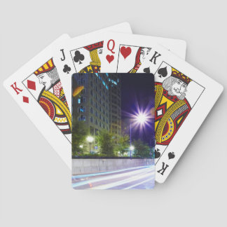 Unscharfer Verkehr nachts Spielkarten