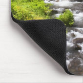 Unscharfer Wasserfall und Fluss Mousepad (Ecke)