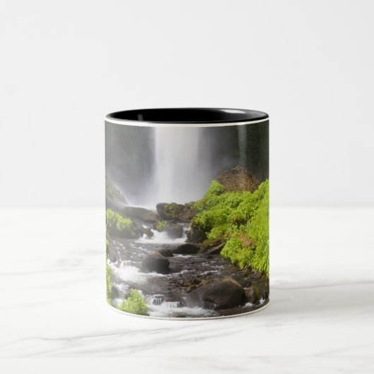 Unscharfer Wasserfall und Fluss Zweifarbige Tasse (Mittel)