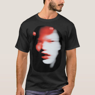 Unschärfes asiatisches Mädchen T-Shirt