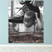 Unschuld und Träume - Afrikanischer Junge mit Schu Leinwanddruck (Insitu (Holzboden))