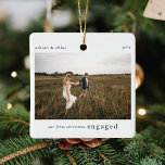 Unser 1. Weihnachts-Verlobtes Foto bewahren Keramikornament<br><div class="desc">Stilvolle Weihnachtsbaumschmuck aus dem Foto mit klassischer Typografie "Unsere ersten Weihnachten verlobt" in Schwarz auf einem schlichten, minimalweißen Hintergrund. Foto, Text, Name/n und Jahr lassen sich leicht anpassen, um diesen Ornament für Sie einzigartig und persönlich zu machen. Ein einfaches, minimalistisches und zeitgenössisches Weihnachtsdesign, um Ihre Verlobung Ihren Lieben zu verkünden!...</div>