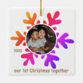 Unser 1. Weihnachtsbäckerl-Snowflake-Kinder-Foto Keramikornament (Rückseite)