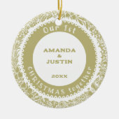 Unser 1. Weihnachtsfest mit Gold-Kranz auf Weiß - Keramik Ornament (Vorne)