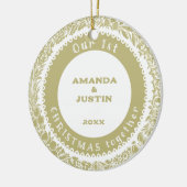 Unser 1. Weihnachtsfest mit Gold-Kranz auf Weiß - Keramik Ornament (Links)