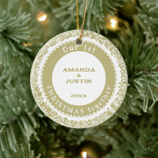 Unser 1. Weihnachtsfest mit Gold-Kranz auf Weiß - Keramik Ornament