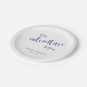 Unser Abenteuer beginnt dunkelblaue Typografie Hoc Pappteller (Schrägansicht)