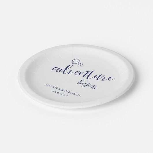 Unser Abenteuer beginnt dunkelblaue Typografie Hoc Pappteller (Schrägansicht)